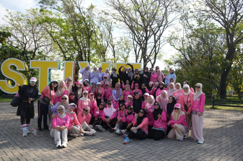 Anggota TP PKK, Dekranasda, dan Pokja Bunda PAUD Kota Makassar kompak mengenakan busana olahraga serba pink saat mengikuti kegiatan Senam Jantung Sehat dan pemeriksaan kesehatan gratis di De Festive, Summarecon Makassar, Sabtu (19/7/2025).