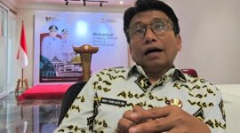 Kepala Dinas Penataan Ruang Kota Makassar, Muh Fuad Azis, memberikan penjelasan terkait progres pembangunan Stadion Untia dalam wawancara di kantor Pemkot Makassar, Minggu (20/7/2025).