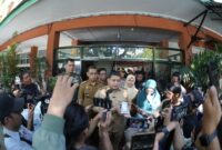 Wali Kota Makassar, Munafri Arifuddin, didampingi jajaran pejabat Pemkot menyerahkan simbolis bantuan seragam gratis bagi siswa baru SD dan SMP dalam program pro rakyat di SD Lariang Bangi, Senin (21/7/2025).