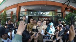 Wali Kota Makassar, Munafri Arifuddin, didampingi jajaran pejabat Pemkot menyerahkan simbolis bantuan seragam gratis bagi siswa baru SD dan SMP dalam program pro rakyat di SD Lariang Bangi, Senin (21/7/2025).