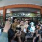 Wali Kota Makassar, Munafri Arifuddin, didampingi jajaran pejabat Pemkot menyerahkan simbolis bantuan seragam gratis bagi siswa baru SD dan SMP dalam program pro rakyat di SD Lariang Bangi, Senin (21/7/2025).