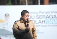 Wali Kota Makassar, Munafri Arifuddin, menyampaikan sambutan dalam kegiatan penyerahan seragam sekolah gratis bagi siswa baru SD dan SMP di Kota Makassar, Senin (21/7/2025).