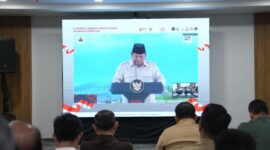 Peserta menyimak sambutan Menteri Pertahanan RI, Prabowo Subianto, secara virtual dalam acara peluncuran Kelembagaan Koperasi Kelurahan Kota Makassar Merah Putih, Selasa (22/7/2025).