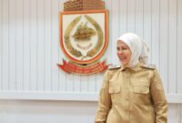 Wakil Wali Kota Makassar, Aliyah Mustika Ilham, tersenyum saat memberikan klarifikasi terkait ketidakhadirannya dalam peluncuran program seragam sekolah gratis, Selasa (22/7/2025).