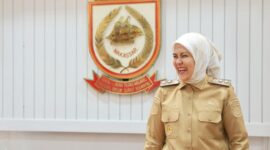 Wakil Wali Kota Makassar, Aliyah Mustika Ilham, tersenyum saat memberikan klarifikasi terkait ketidakhadirannya dalam peluncuran program seragam sekolah gratis, Selasa (22/7/2025).