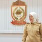 Wakil Wali Kota Makassar, Aliyah Mustika Ilham, tersenyum saat memberikan klarifikasi terkait ketidakhadirannya dalam peluncuran program seragam sekolah gratis, Selasa (22/7/2025).