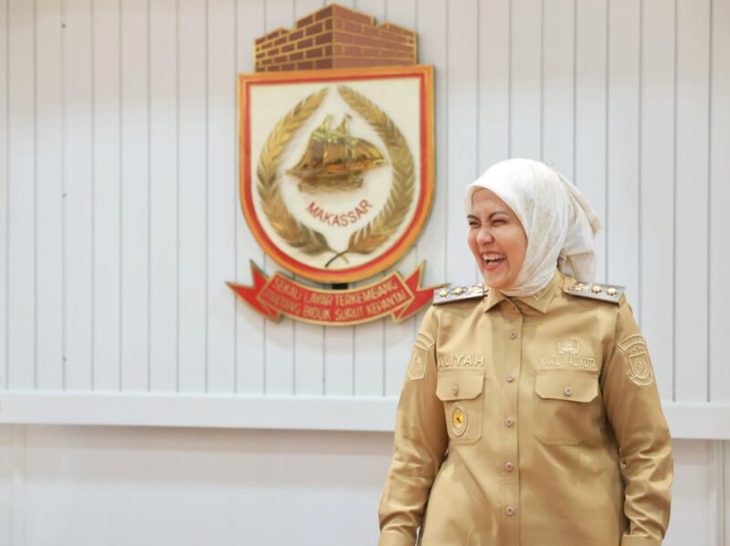 Wakil Wali Kota Makassar, Aliyah Mustika Ilham, tersenyum saat memberikan klarifikasi terkait ketidakhadirannya dalam peluncuran program seragam sekolah gratis, Selasa (22/7/2025).