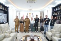 Wali Kota Makassar, Munafri Arifuddin, bersama jajaran dan perwakilan KPJ Makassar berfoto usai audiensi membahas skema perlindungan jaminan hari tua (JHT) bagi pekerja seni jalanan, di Balai Kota Makassar, Selasa (22/7/2025).