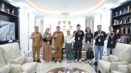 Wali Kota Makassar, Munafri Arifuddin, bersama jajaran dan perwakilan KPJ Makassar berfoto usai audiensi membahas skema perlindungan jaminan hari tua (JHT) bagi pekerja seni jalanan, di Balai Kota Makassar, Selasa (22/7/2025).