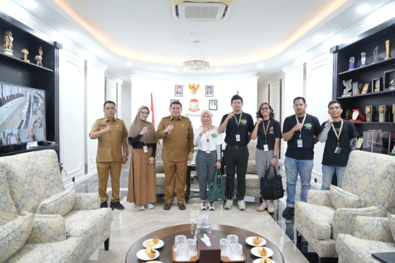 Wali Kota Makassar, Munafri Arifuddin, bersama jajaran dan perwakilan KPJ Makassar berfoto usai audiensi membahas skema perlindungan jaminan hari tua (JHT) bagi pekerja seni jalanan, di Balai Kota Makassar, Selasa (22/7/2025).