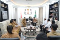 Wali Kota Makassar, Munafri Arifuddin, menerima audiensi Kepala BBPVP Makassar, Dr. La Ode Haji Polandu, membahas persiapan kunjungan Menteri Ketenagakerjaan RI dan peluncuran program penempatan kerja bagi penyandang disabilitas, Selasa (22/7/2025).