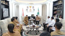 Wali Kota Makassar, Munafri Arifuddin, menerima audiensi Kepala BBPVP Makassar, Dr. La Ode Haji Polandu, membahas persiapan kunjungan Menteri Ketenagakerjaan RI dan peluncuran program penempatan kerja bagi penyandang disabilitas, Selasa (22/7/2025).