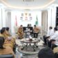 Wali Kota Makassar, Munafri Arifuddin, menerima audiensi Kepala BBPVP Makassar, Dr. La Ode Haji Polandu, membahas persiapan kunjungan Menteri Ketenagakerjaan RI dan peluncuran program penempatan kerja bagi penyandang disabilitas, Selasa (22/7/2025).