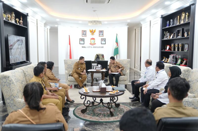 Wali Kota Makassar, Munafri Arifuddin, menerima audiensi Kepala BBPVP Makassar, Dr. La Ode Haji Polandu, membahas persiapan kunjungan Menteri Ketenagakerjaan RI dan peluncuran program penempatan kerja bagi penyandang disabilitas, Selasa (22/7/2025).