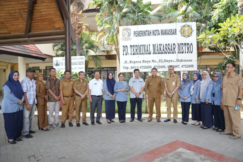 Wali Kota Makassar, Munafri Arifuddin, bersama jajaran PD Terminal Makassar Metro saat melakukan inspeksi mendadak di Terminal Daya, Senin (22/7/2025), guna mendorong penataan terminal sebagai simpul transportasi dan pusat ekonomi.