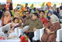 Wali Kota Makassar, Munafri Arifuddin (Appi), didampingi Bunda PAUD Makassar Melinda Aksa Mahmud dan jajaran, menghadiri puncak peringatan Hari Anak Nasional 2025 di Lapangan Karebosi, Sabtu (26/7/2025). Acara ini mengusung tema “Anak Terlindungi, Indonesia Maju”.