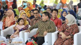 Wali Kota Makassar, Munafri Arifuddin (Appi), didampingi Bunda PAUD Makassar Melinda Aksa Mahmud dan jajaran, menghadiri puncak peringatan Hari Anak Nasional 2025 di Lapangan Karebosi, Sabtu (26/7/2025). Acara ini mengusung tema “Anak Terlindungi, Indonesia Maju”.