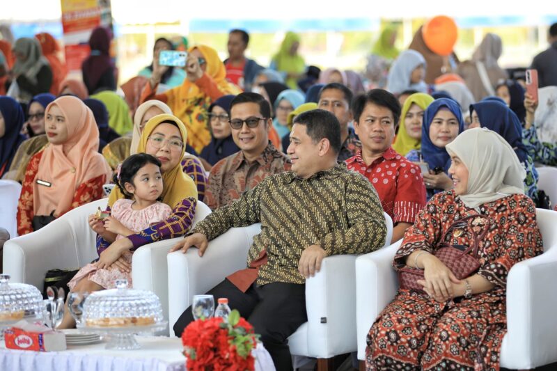 Wali Kota Makassar, Munafri Arifuddin (Appi), didampingi Bunda PAUD Makassar Melinda Aksa Mahmud dan jajaran, menghadiri puncak peringatan Hari Anak Nasional 2025 di Lapangan Karebosi, Sabtu (26/7/2025). Acara ini mengusung tema “Anak Terlindungi, Indonesia Maju”.