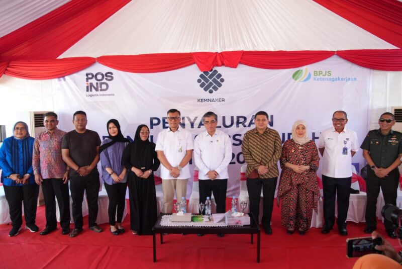 Wali Kota Makassar Munafri Arifuddin dan Wakil Wali Kota Aliyah Mustika Ilham mendampingi Menteri Ketenagakerjaan RI Prof. Dr. Yassierli dalam kegiatan Monitoring dan Evaluasi Penyaluran Bantuan Subsidi Upah (BSU) 2025 di Kantor Pos Indonesia Cabang Utama Makassar, Sabtu (26/7/2025).