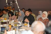 MAKASSAR, allnatsar.id - Di atas geladak kapal pinisi, ikon kebanggaan masyarakat Makassar, rombongan Wali Kota Makassar, Munafri Arifuddin dan Wakil Wali Kota Aliyah Mustika Ilham, dan Tim Ahli Pemkot Makassar, bersama para pimpinan media berdiri menyatu dengan semilir angin laut Losari.

Ombak yang tenang seolah menjadi musik latar, sementara mata mereka dimanjakan oleh sunset dan panorama yang khas. Kemegahan Masjid 99 Kubah yang tampak seperti istana terapung di kejauhan, berpadu dengan keanggunan Masjid Terapung yang berdiri kokoh di atas permukaan air.

Suasana terasa hangat, laut biru yang membentang tak hanya menjadi saksi perjalanan singkat ini, tetapi juga menghadirkan rasa keterhubungan antara manusia, alam, dan sejarah Makassar yang tak lekang oleh waktu.

Wali Kota Makassar, Munafri Arifuddin, menegaskan pentingnya kemitraan strategis antara pemerintah dan media dalam membangun kota.

"Kami berterima kasih atas kehadiran para pimpinan media hadir sore ini. Tentu butuh kolaborasi," ujar Munafri, saat silaturahmi launching program unggulan Blueprint Lontara+ Pengembangan Super Apps Kota Makassar, diatas kapal pinisi, laut losari, Sabtu (26/7/2025).

"Saya sendiri pernah menjadi penyiar radio, jadi saya paham betul bagaimana peran media dalam menyampaikan informasi dan membentuk opini publik," tambah Munafri, saat silaturahmi.

Ia menjelaskan, pertemuan rutin setiap bulan dengan pimpinan media menjadi ruang diskusi untuk mencari jalan keluar terbaik atas berbagai persoalan di Makassar.

"Perlu diatur setiap bulan sekali. Setiap isu yang muncul akan kami bahas bersama. Kami juga selalu berkoordinasi dengan seluruh SKPD di Pemkot, agar setiap persoalan cepat diselesaikan dan segera ditemukan solusinya," tambahnya.

Menurutnya, keterbukaan informasi dan komunikasi yang intensif adalah kunci dalam menghadirkan kebijakan yang responsif dan berdampak langsung bagi masyarakat.

"Ini kami mau agar selalu kolaborasi dan tetap koordinasi dengan semua pihak," ajak Appi.
