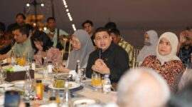 MAKASSAR, allnatsar.id - Di atas geladak kapal pinisi, ikon kebanggaan masyarakat Makassar, rombongan Wali Kota Makassar, Munafri Arifuddin dan Wakil Wali Kota Aliyah Mustika Ilham, dan Tim Ahli Pemkot Makassar, bersama para pimpinan media berdiri menyatu dengan semilir angin laut Losari.

Ombak yang tenang seolah menjadi musik latar, sementara mata mereka dimanjakan oleh sunset dan panorama yang khas. Kemegahan Masjid 99 Kubah yang tampak seperti istana terapung di kejauhan, berpadu dengan keanggunan Masjid Terapung yang berdiri kokoh di atas permukaan air.

Suasana terasa hangat, laut biru yang membentang tak hanya menjadi saksi perjalanan singkat ini, tetapi juga menghadirkan rasa keterhubungan antara manusia, alam, dan sejarah Makassar yang tak lekang oleh waktu.

Wali Kota Makassar, Munafri Arifuddin, menegaskan pentingnya kemitraan strategis antara pemerintah dan media dalam membangun kota.

