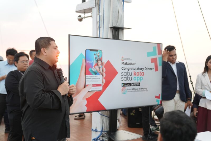 Wali Kota Makassar Munafri Arifuddin memberikan sambutan pada acara Congratulatory Sailing Dinner dan Media Gathering di atas kapal pinisi, Sabtu (26/7/2025), sekaligus mengumumkan nama resmi Makassar Super Apps: Lontara+, hasil kompetisi penamaan aplikasi layanan publik terintegrasi Kota Makassar.