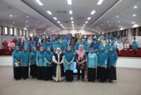 Ketua TP PKK Kota Makassar, Melinda Aksa, bersama peserta sosialisasi peningkatan kesehatan pasangan usia subur di Ruang Sipakatau, Balai Kota Makassar, Senin (28/7/2025).