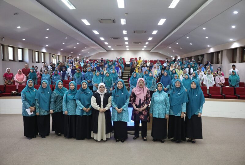 Ketua TP PKK Kota Makassar, Melinda Aksa, bersama peserta sosialisasi peningkatan kesehatan pasangan usia subur di Ruang Sipakatau, Balai Kota Makassar, Senin (28/7/2025).