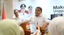 Wali Kota Makassar, Munafri Arifuddin, memberikan keterangan pers terkait pelarangan pungutan tarif toilet di pasar tradisional, didampingi pejabat Pemkot Makassar, di Balai Kota Makassar, Senin (29/7/2025).