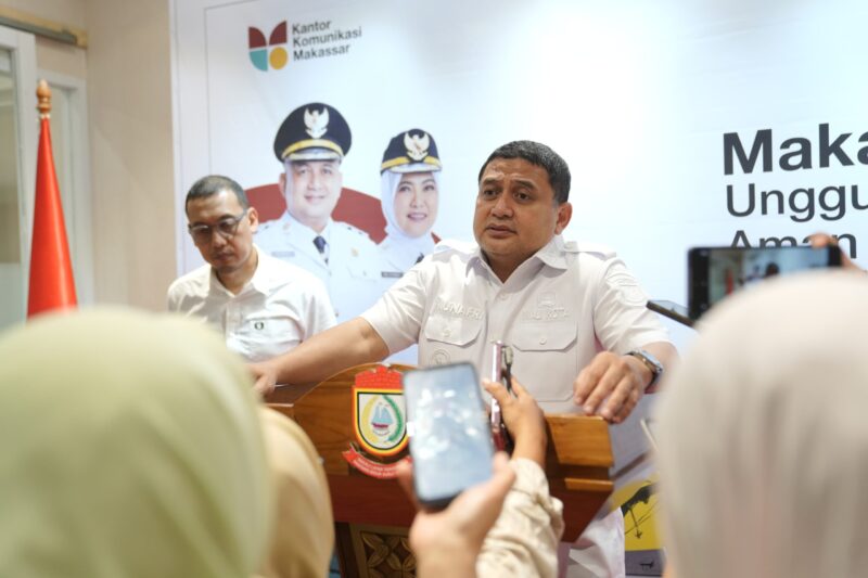 Wali Kota Makassar, Munafri Arifuddin, memberikan keterangan pers terkait pelarangan pungutan tarif toilet di pasar tradisional, didampingi pejabat Pemkot Makassar, di Balai Kota Makassar, Senin (29/7/2025).