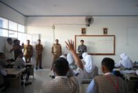 Wali Kota Makassar, Munafri Arifuddin, saat melakukan sidak di SMP Negeri 53 Makassar, menyapa siswa dan meninjau langsung proses belajar mengajar, Selasa (29/7/2025).