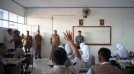 Wali Kota Makassar, Munafri Arifuddin, saat melakukan sidak di SMP Negeri 53 Makassar, menyapa siswa dan meninjau langsung proses belajar mengajar, Selasa (29/7/2025).