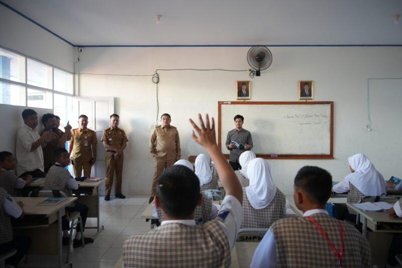 Wali Kota Makassar, Munafri Arifuddin, saat melakukan sidak di SMP Negeri 53 Makassar, menyapa siswa dan meninjau langsung proses belajar mengajar, Selasa (29/7/2025).