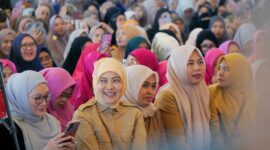 Wakil Wali Kota Makassar, Aliyah Mustika Ilham, menghadiri Safari Dakwah bersama Ustadzah Oki Setiana Dewi, disambut antusias oleh ratusan jamaah perempuan di Masjid Raya Makassar, Selasa (29/7/2025).