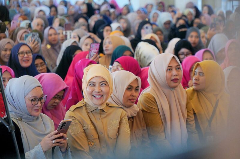 Wakil Wali Kota Makassar, Aliyah Mustika Ilham, menghadiri Safari Dakwah bersama Ustadzah Oki Setiana Dewi, disambut antusias oleh ratusan jamaah perempuan di Masjid Raya Makassar, Selasa (29/7/2025).