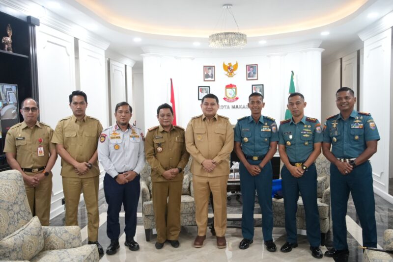 Wali Kota Makassar, Munafri Arifuddin, bersama jajaran TNI AL dan OPD terkait saat audiensi persiapan pelayaran diplomasi Kartika Jala Krida (KJK) 2025 di Balai Kota Makassar, Selasa (29/7/2025).