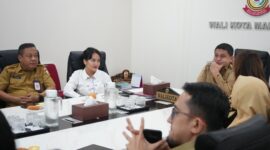 Wali Kota Makassar, Munafri Arifuddin, bersama perwakilan Cambridge University Press and Assessment serta jajaran Pemkot saat audiensi peningkatan kualitas pendidikan berbasis internasional, Selasa (29/7/2025), di Balai Kota Makassar.