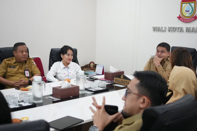 Wali Kota Makassar, Munafri Arifuddin, bersama perwakilan Cambridge University Press and Assessment serta jajaran Pemkot saat audiensi peningkatan kualitas pendidikan berbasis internasional, Selasa (29/7/2025), di Balai Kota Makassar.