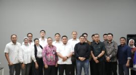 Wali Kota Makassar, Munafri Arifuddin, bersama jajaran Pemkot Makassar dan manajemen PT Jakarta Propertindo (Jakpro) berfoto bersama usai sesi diskusi studi lapangan terkait pembentukan perseroda di sektor infrastruktur dan pangan, Jakarta, 30 Juli 2025.
