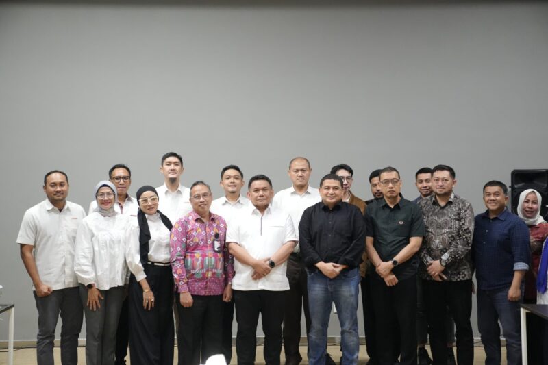Wali Kota Makassar, Munafri Arifuddin, bersama jajaran Pemkot Makassar dan manajemen PT Jakarta Propertindo (Jakpro) berfoto bersama usai sesi diskusi studi lapangan terkait pembentukan perseroda di sektor infrastruktur dan pangan, Jakarta, 30 Juli 2025.
