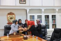 Foto: Wakil Walikota Makassar, Aliyah Mustika Ilham, Saat menerima audiensi dari Komite Perjuangan Rakyat Miskin (KPRM), di Ruang Wakil Wali Kota , Balai Kota Makassar, Rabu (2/7/2025).