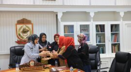Foto: Wakil Walikota Makassar, Aliyah Mustika Ilham, Saat menerima audiensi dari Komite Perjuangan Rakyat Miskin (KPRM), di Ruang Wakil Wali Kota , Balai Kota Makassar, Rabu (2/7/2025).