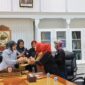 Foto: Wakil Walikota Makassar, Aliyah Mustika Ilham, Saat menerima audiensi dari Komite Perjuangan Rakyat Miskin (KPRM), di Ruang Wakil Wali Kota , Balai Kota Makassar, Rabu (2/7/2025).