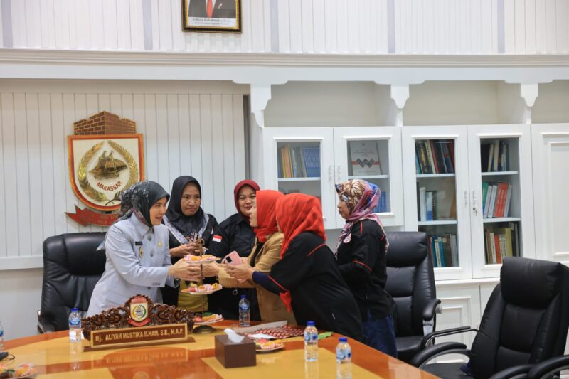 Foto: Wakil Walikota Makassar, Aliyah Mustika Ilham, Saat menerima audiensi dari Komite Perjuangan Rakyat Miskin (KPRM), di Ruang Wakil Wali Kota , Balai Kota Makassar, Rabu (2/7/2025).