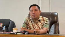 Andi Rahmat, S.STP., M.Si saat berada di ruang kerjanya di Sekretariat DPRD Kota Makassar