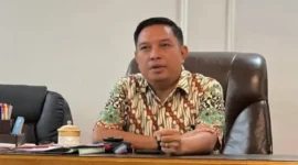 Andi Rahmat, S.STP., M.Si saat berada di ruang kerjanya di Sekretariat DPRD Kota Makassar