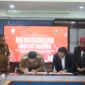 Foto: Penandatanganan Kerjasama oleh Wali Kota Makassar, Munafri Arifuddin, dan Rektor Unhas, Prof. Dr. Jamaluddin Jompa.