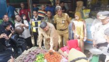 Wali Kota Makassar, Munafri Arifuddin, bersama jajaran Pemkot dan TPID memantau harga pangan saat sidak di Pasar Pabaeng-baeng, Senin (25/8/2025).