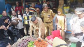 Wali Kota Makassar, Munafri Arifuddin, bersama jajaran Pemkot dan TPID memantau harga pangan saat sidak di Pasar Pabaeng-baeng, Senin (25/8/2025).