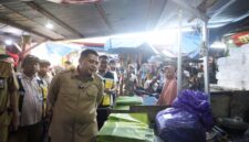 Wali Kota Makassar, Munafri Arifuddin saat melakukan inspeksi mendadak (sidak) di Pasar Pabaeng-baeng